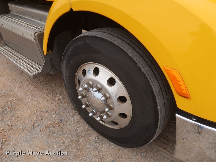 image for item KR9828 2016 Peterbilt 579  semi truck