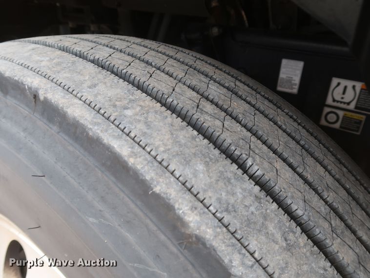 image for item KR9828 2016 Peterbilt 579  semi truck