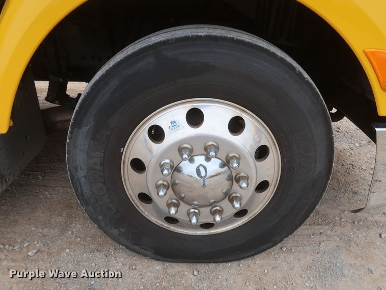 image for item KR9828 2016 Peterbilt 579  semi truck