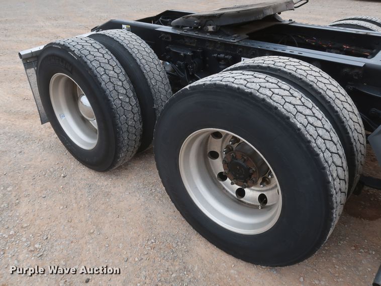 image for item KR9828 2016 Peterbilt 579  semi truck