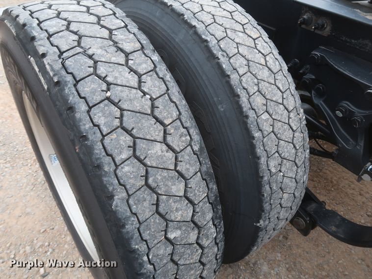 image for item KR9828 2016 Peterbilt 579  semi truck