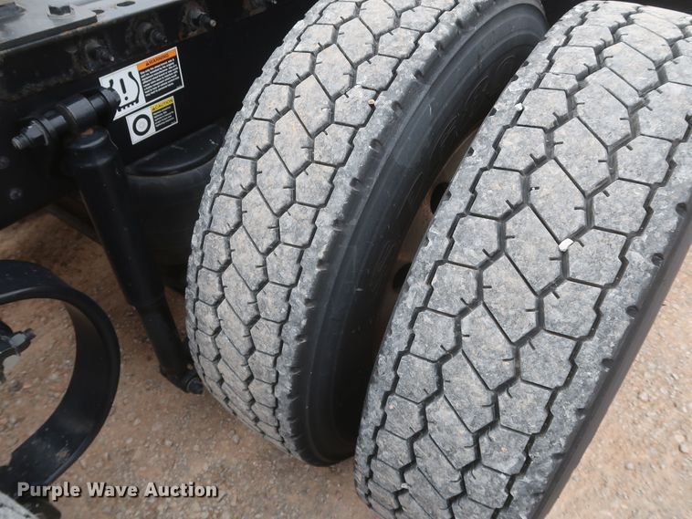 image for item KR9828 2016 Peterbilt 579  semi truck