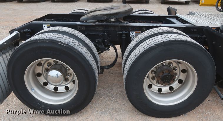 image for item KR9828 2016 Peterbilt 579  semi truck