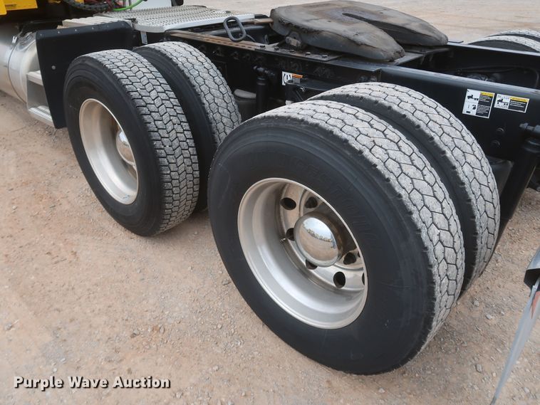 image for item KR9828 2016 Peterbilt 579  semi truck