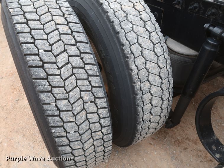 image for item KR9828 2016 Peterbilt 579  semi truck