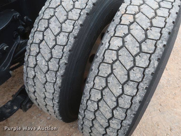 image for item KR9828 2016 Peterbilt 579  semi truck