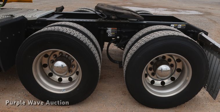 image for item KR9828 2016 Peterbilt 579  semi truck