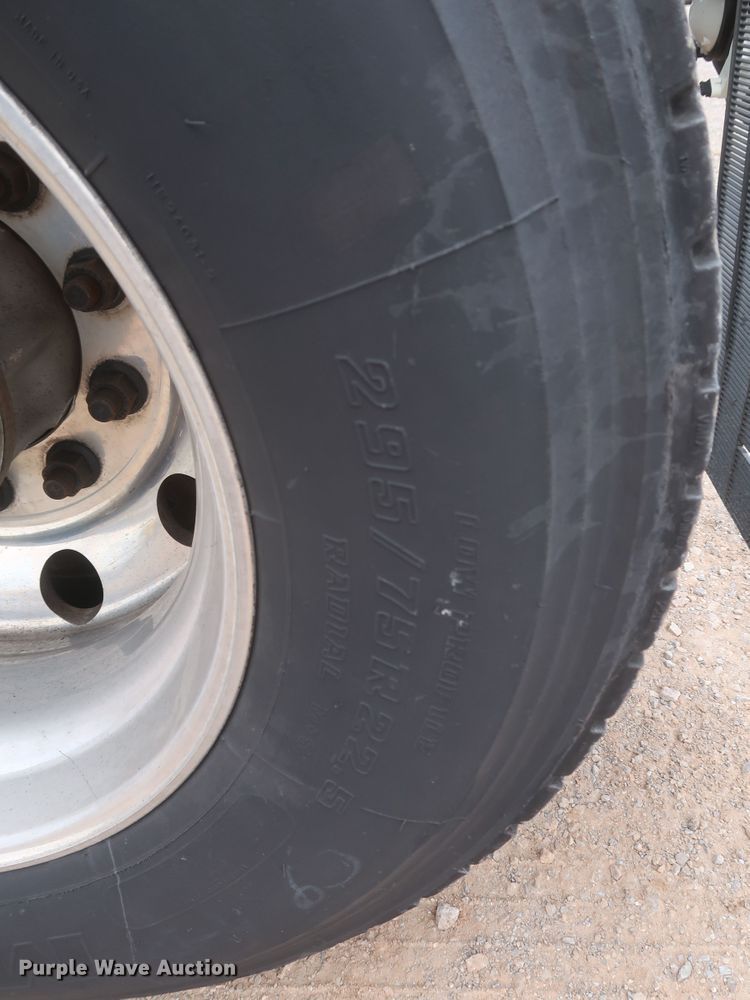 image for item KR9828 2016 Peterbilt 579  semi truck