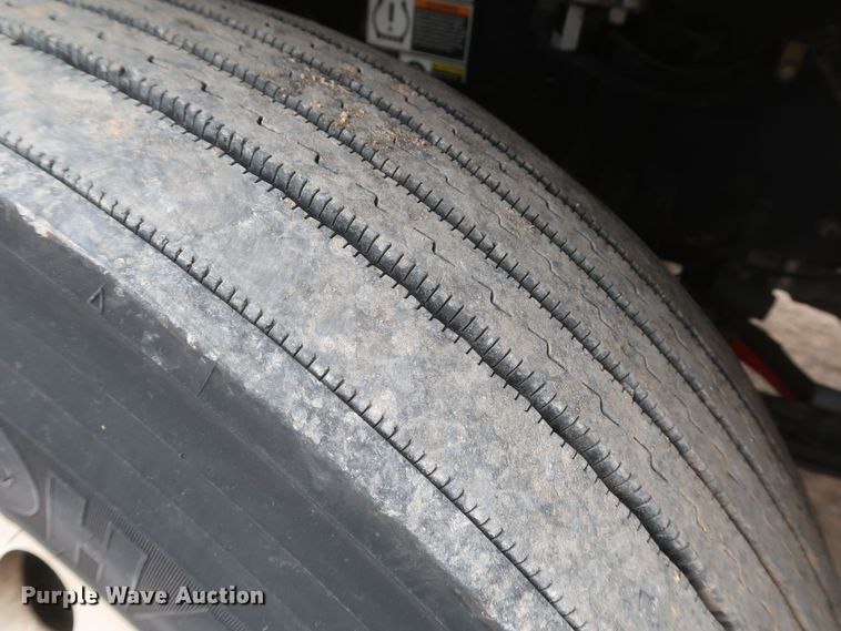 image for item KR9828 2016 Peterbilt 579  semi truck