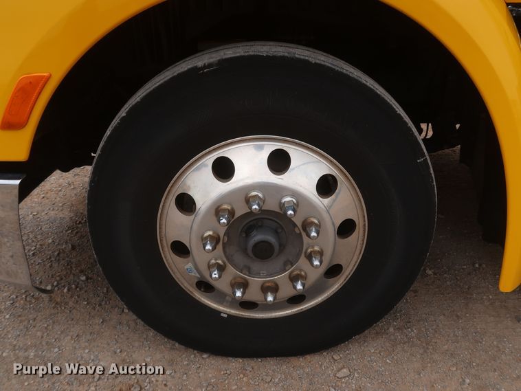 image for item KR9828 2016 Peterbilt 579  semi truck