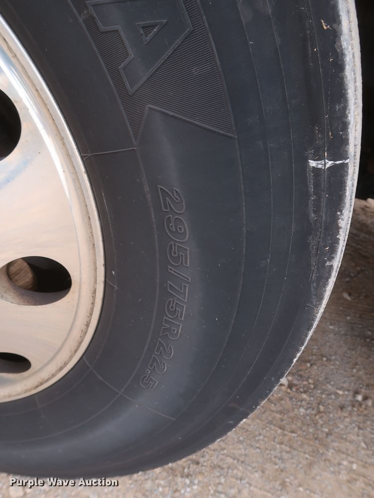 image for item KR9828 2016 Peterbilt 579  semi truck