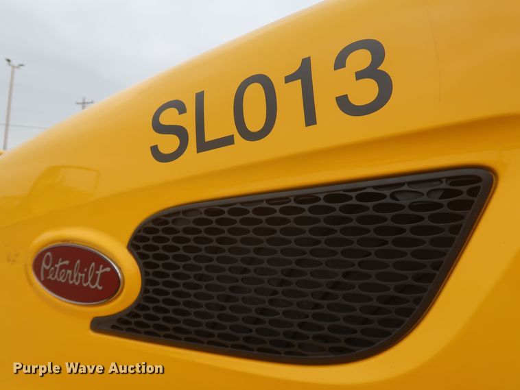 image for item KR9828 2016 Peterbilt 579  semi truck