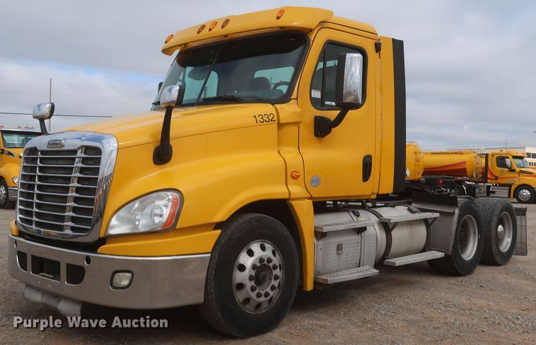 image for item KR9829 2015 Freightliner Cascadia 125  semi truck