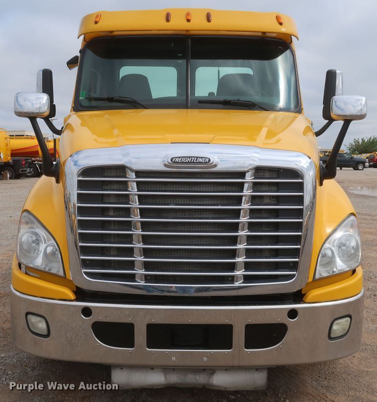 image for item KR9829 2015 Freightliner Cascadia 125  semi truck