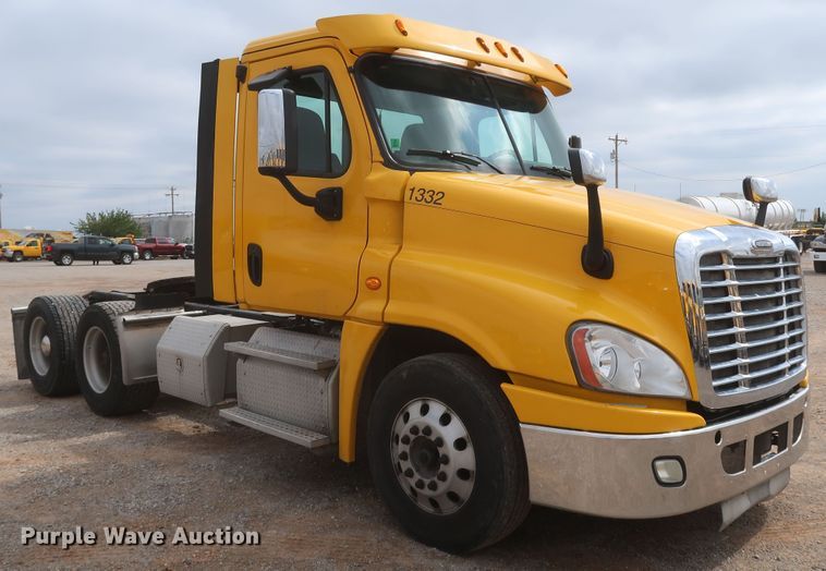 image for item KR9829 2015 Freightliner Cascadia 125  semi truck