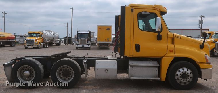 image for item KR9829 2015 Freightliner Cascadia 125  semi truck