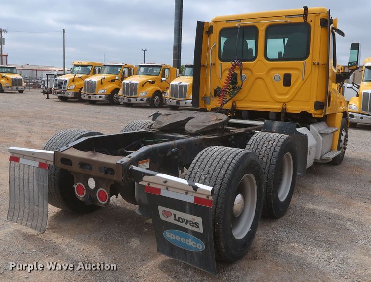 image for item KR9829 2015 Freightliner Cascadia 125  semi truck