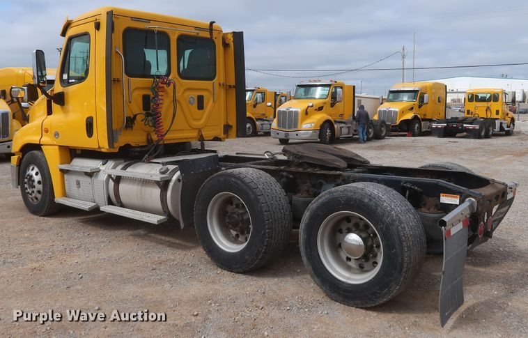 image for item KR9829 2015 Freightliner Cascadia 125  semi truck