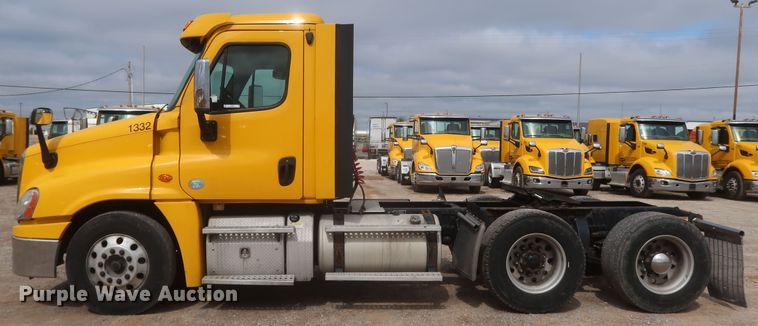 image for item KR9829 2015 Freightliner Cascadia 125  semi truck