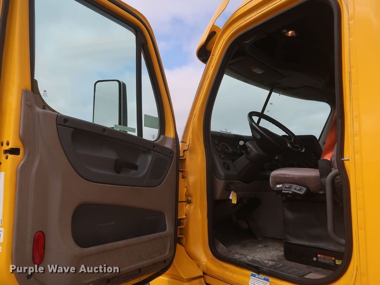 image for item KR9829 2015 Freightliner Cascadia 125  semi truck