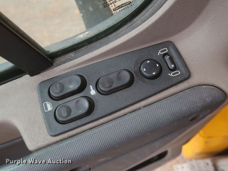 image for item KR9829 2015 Freightliner Cascadia 125  semi truck