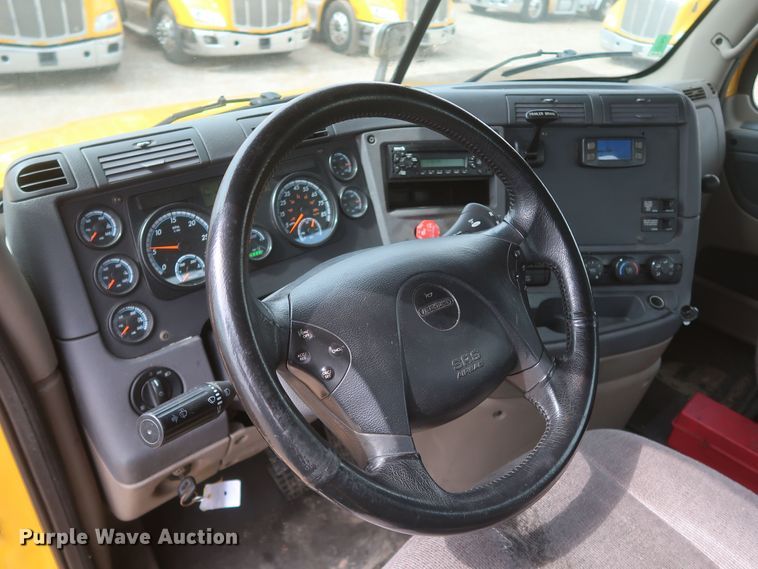 image for item KR9829 2015 Freightliner Cascadia 125  semi truck