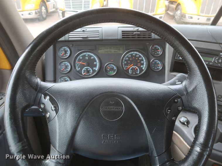 image for item KR9829 2015 Freightliner Cascadia 125  semi truck