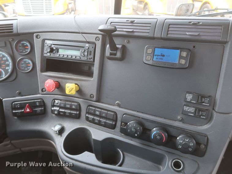 image for item KR9829 2015 Freightliner Cascadia 125  semi truck