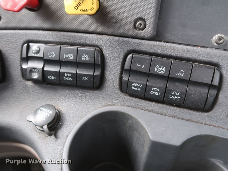 image for item KR9829 2015 Freightliner Cascadia 125  semi truck