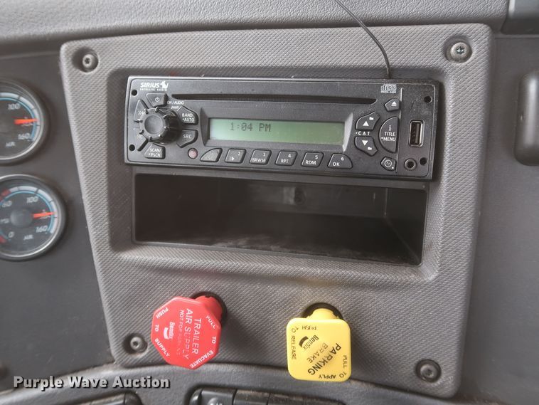 image for item KR9829 2015 Freightliner Cascadia 125  semi truck