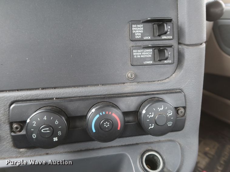 image for item KR9829 2015 Freightliner Cascadia 125  semi truck