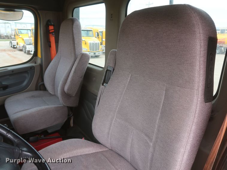 image for item KR9829 2015 Freightliner Cascadia 125  semi truck