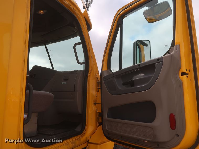 image for item KR9829 2015 Freightliner Cascadia 125  semi truck