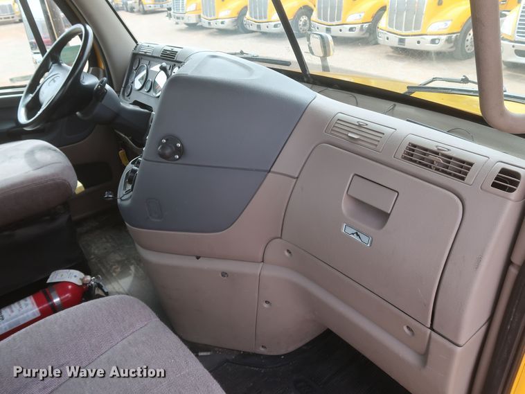 image for item KR9829 2015 Freightliner Cascadia 125  semi truck