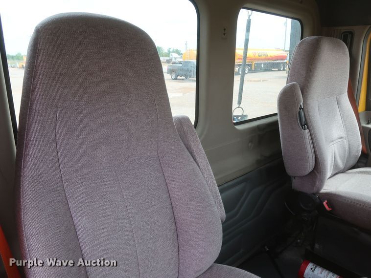 image for item KR9829 2015 Freightliner Cascadia 125  semi truck