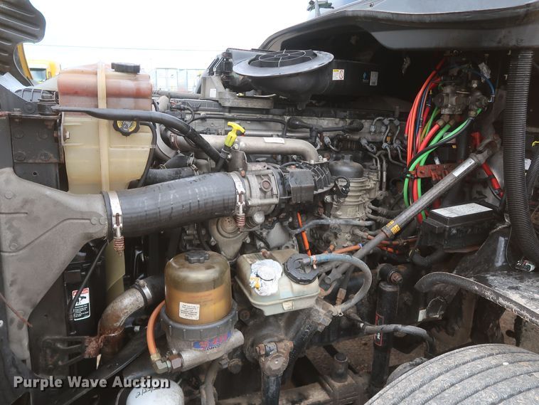 image for item KR9829 2015 Freightliner Cascadia 125  semi truck