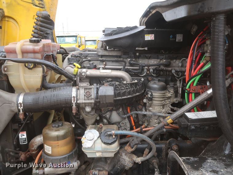 image for item KR9829 2015 Freightliner Cascadia 125  semi truck