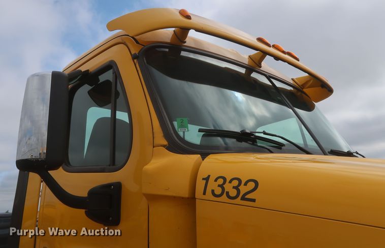 image for item KR9829 2015 Freightliner Cascadia 125  semi truck