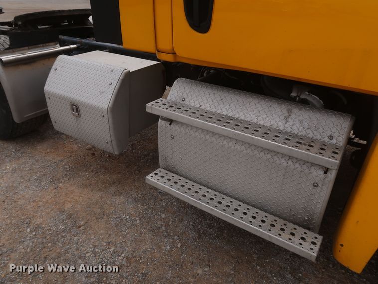 image for item KR9829 2015 Freightliner Cascadia 125  semi truck