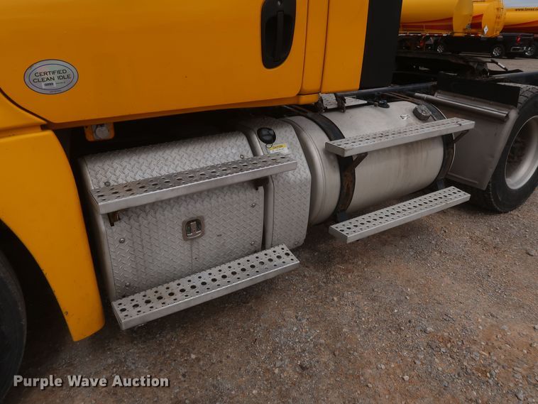 image for item KR9829 2015 Freightliner Cascadia 125  semi truck