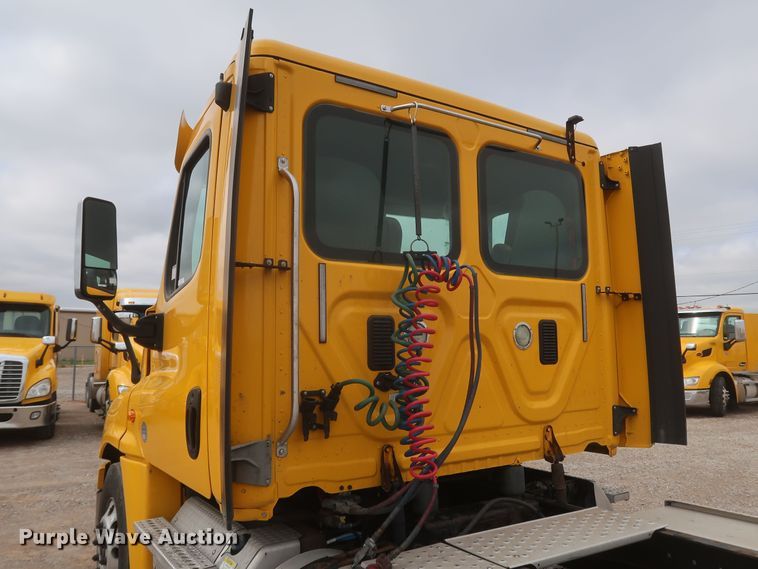 image for item KR9829 2015 Freightliner Cascadia 125  semi truck