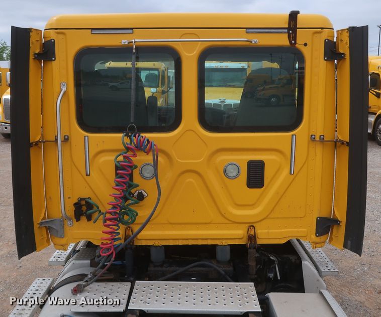 image for item KR9829 2015 Freightliner Cascadia 125  semi truck