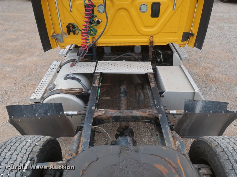 image for item KR9829 2015 Freightliner Cascadia 125  semi truck