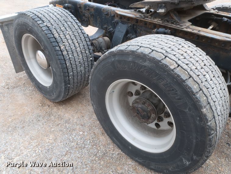 image for item KR9829 2015 Freightliner Cascadia 125  semi truck