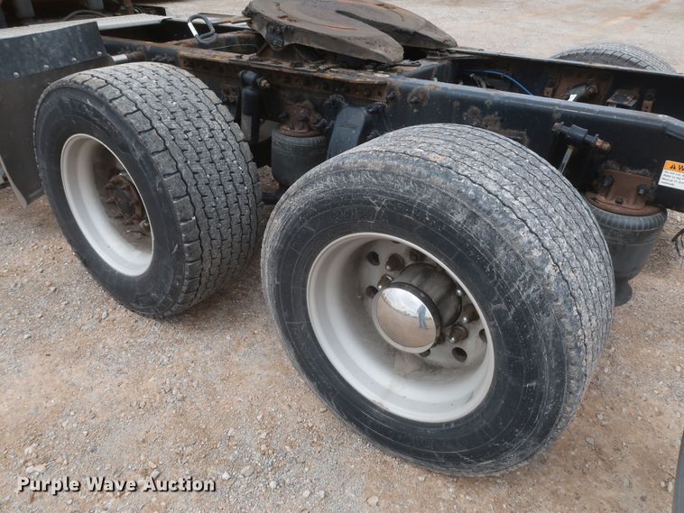 image for item KR9829 2015 Freightliner Cascadia 125  semi truck