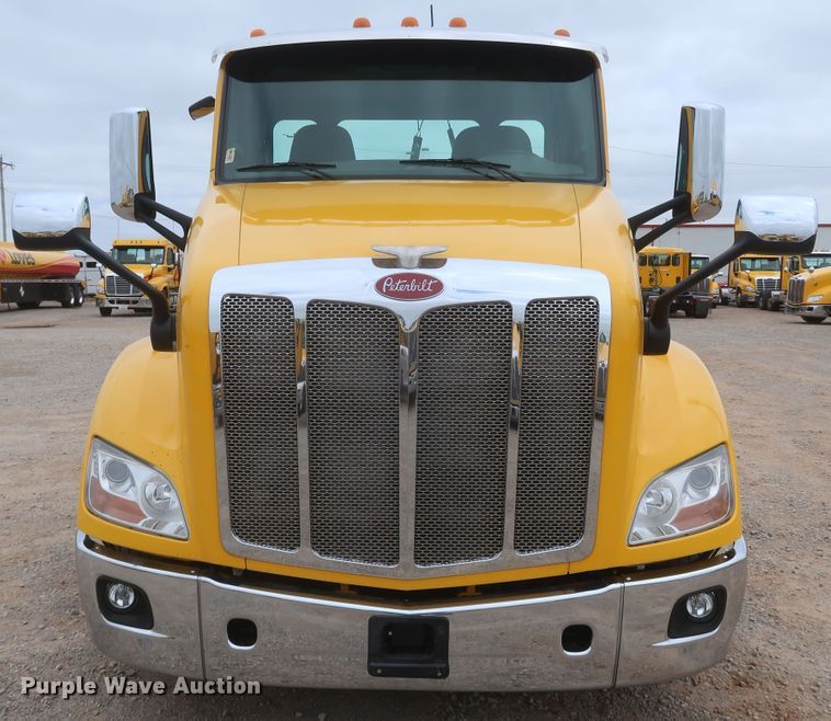 image for item KR9830 2016 Peterbilt 579  semi truck