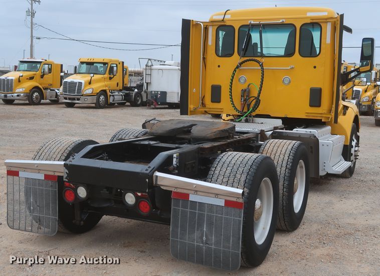 image for item KR9830 2016 Peterbilt 579  semi truck