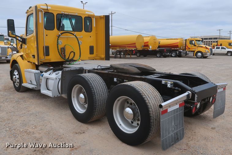 image for item KR9830 2016 Peterbilt 579  semi truck