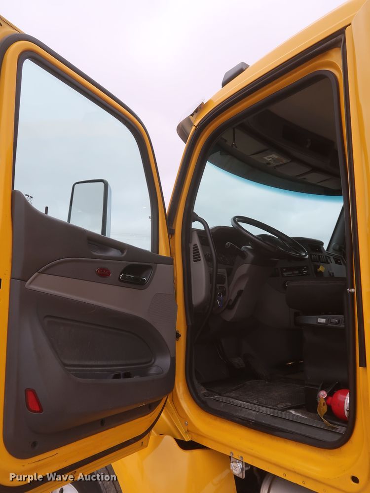 image for item KR9830 2016 Peterbilt 579  semi truck