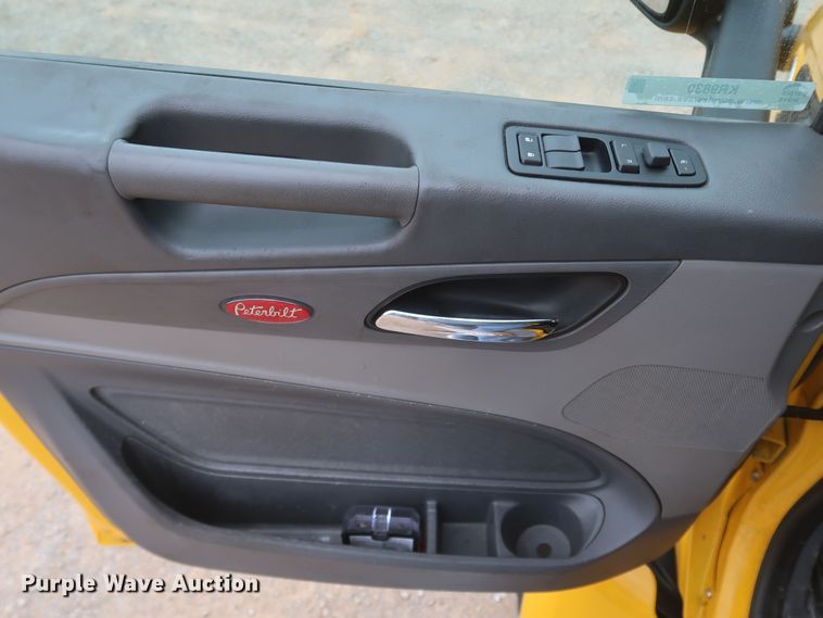 image for item KR9830 2016 Peterbilt 579  semi truck